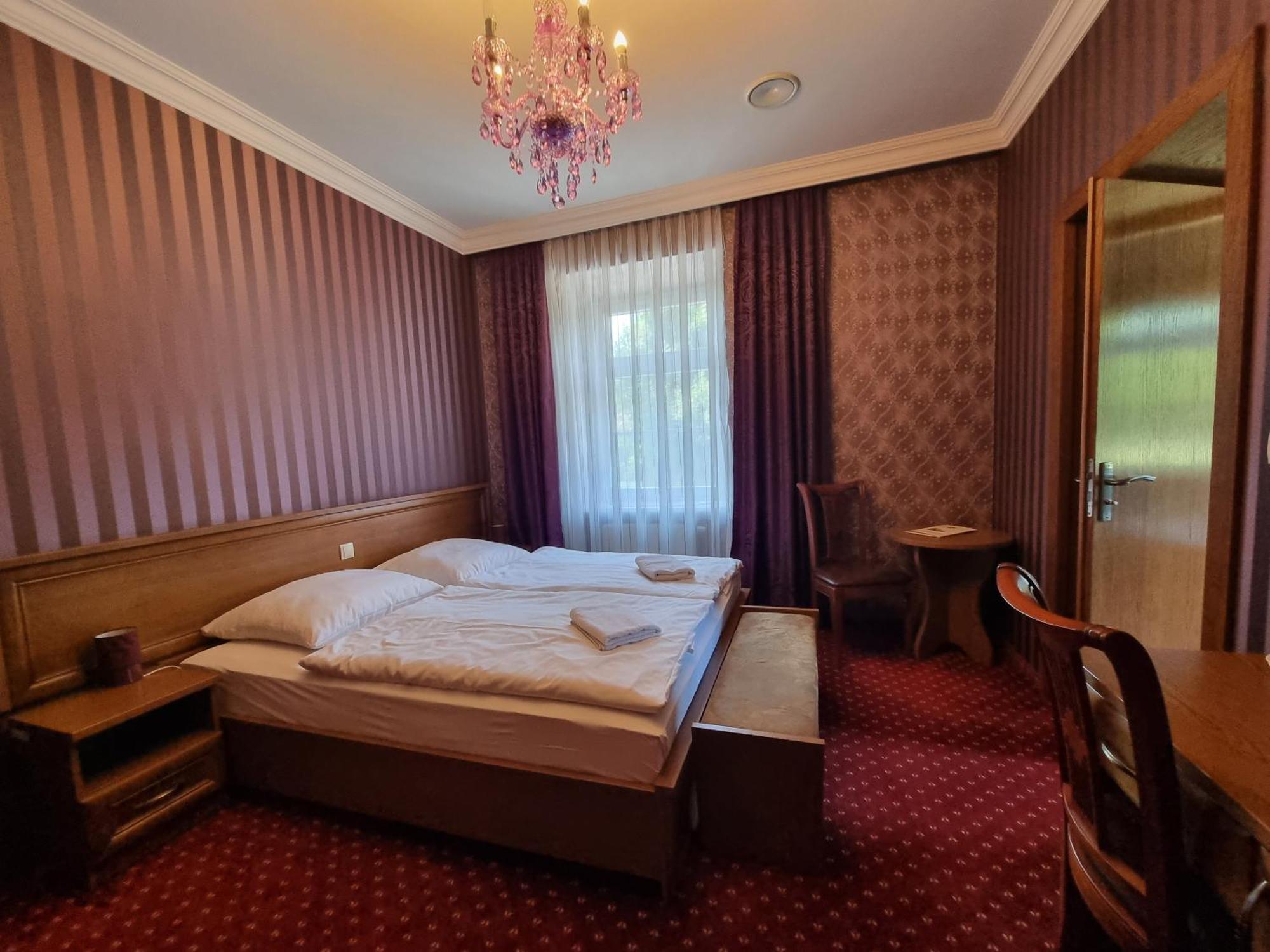 Palac Lucja Bb Zakrzow  Luaran gambar